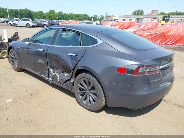 45711223 :رقم المزاد ، 5YJSA1E21JF292976 vin ، 2018 Tesla Model S 100d/75d/p100d مزاد بيع