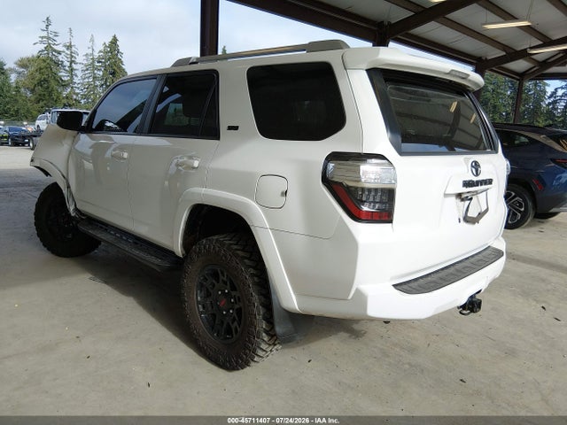Toyota 4RUNNER SR5 2018 JTEBU5JR7J5584064 Image 3