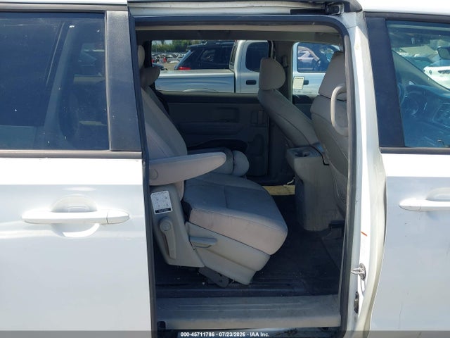 KIA SEDONA LX 2017 KNDMB5C15H6245687 Image 8