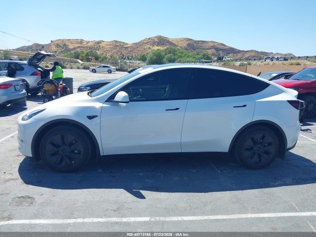 Продажа на аукционе авто 2024 Tesla Model Y Long Range Single Motor Rear-wheel Drive/rwd, vin: 7SAYGDED5RF105281, номер лота: 45713165
