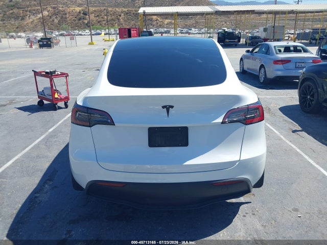 Продажа на аукционе авто 2024 Tesla Model Y Long Range Single Motor Rear-wheel Drive/rwd, vin: 7SAYGDED5RF105281, номер лота: 45713165