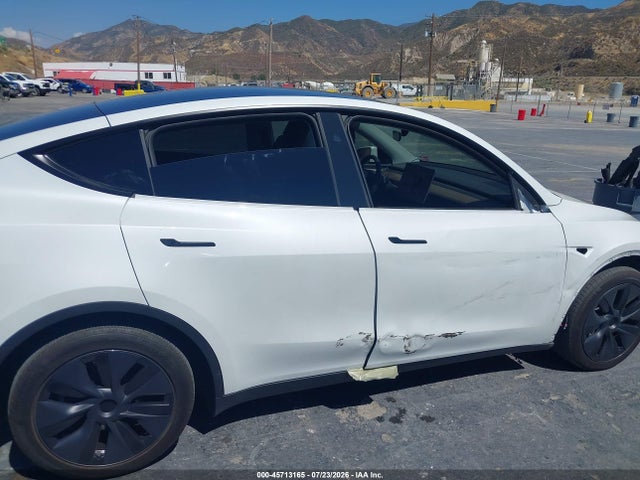 Продажа на аукционе авто 2024 Tesla Model Y Long Range Single Motor Rear-wheel Drive/rwd, vin: 7SAYGDED5RF105281, номер лота: 45713165