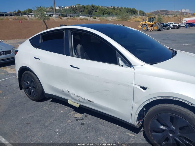 Продажа на аукционе авто 2024 Tesla Model Y Long Range Single Motor Rear-wheel Drive/rwd, vin: 7SAYGDED5RF105281, номер лота: 45713165