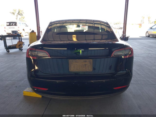 45713498 :رقم المزاد ، 5YJ3E1EA5JF173411 vin ، 2018 Tesla Model 3 Long Range/mid Range مزاد بيع