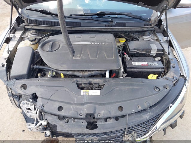 45714369 :رقم المزاد ، 1C3CCCCGXFN519992 vin ، 2015 Chrysler 200 C مزاد بيع