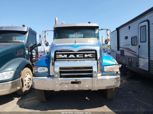 45715744 :رقم المزاد ، 1M1AX07Y2DM015240 vin ، 2013 Mack 700 Gu700 مزاد بيع