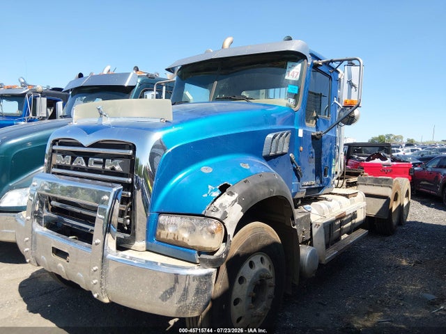 45715744 :رقم المزاد ، 1M1AX07Y2DM015240 vin ، 2013 Mack 700 Gu700 مزاد بيع