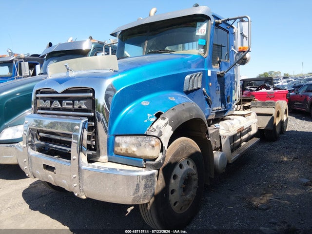45715744 :رقم المزاد ، 1M1AX07Y2DM015240 vin ، 2013 Mack 700 Gu700 مزاد بيع
