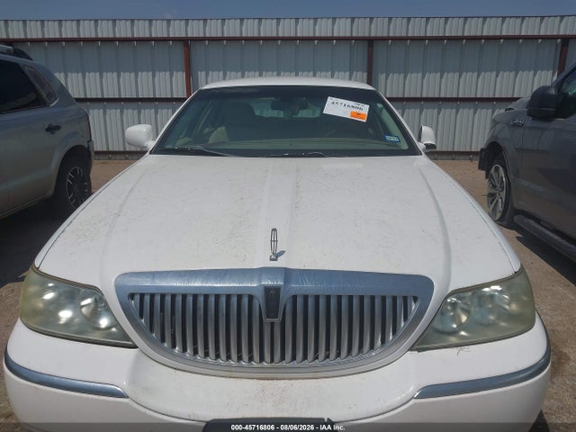 45716806 :رقم المزاد ، 1LNHM81W14Y680633 vin ، 2004 Lincoln Town Car Signature مزاد بيع