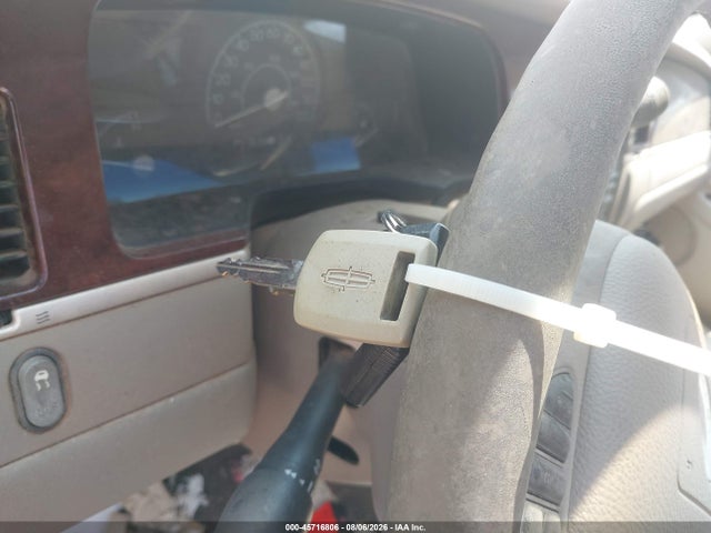 45716806 :رقم المزاد ، 1LNHM81W14Y680633 vin ، 2004 Lincoln Town Car Signature مزاد بيع