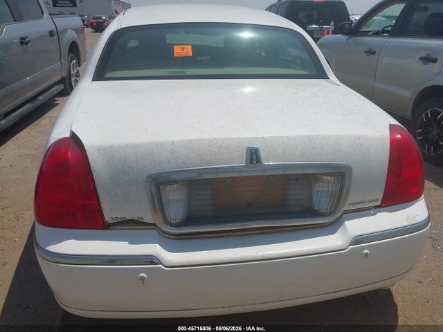 45716806 :رقم المزاد ، 1LNHM81W14Y680633 vin ، 2004 Lincoln Town Car Signature مزاد بيع