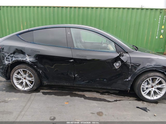 Продажа на аукционе авто 2023 Tesla Model Y Awd/long Range Dual Motor All-wheel Drive, vin: 7SAYGDEEXPA181548, номер лота: 45719109