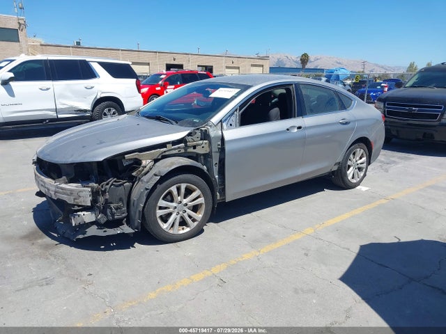 Chrysler 200 Limited 2015 1C3CCCAB8FN702220 Image 2
