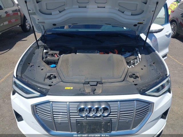 Продаж на аукціоні авто 2019 Audi E-tron Premium Plus, vin: WA1LAAGE6KB022765, номер лоту: 45719587