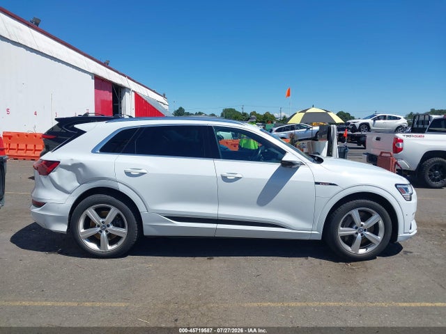 Продаж на аукціоні авто 2019 Audi E-tron Premium Plus, vin: WA1LAAGE6KB022765, номер лоту: 45719587