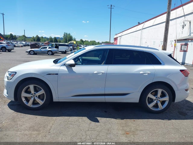Продаж на аукціоні авто 2019 Audi E-tron Premium Plus, vin: WA1LAAGE6KB022765, номер лоту: 45719587