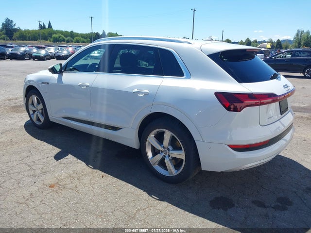 Продаж на аукціоні авто 2019 Audi E-tron Premium Plus, vin: WA1LAAGE6KB022765, номер лоту: 45719587