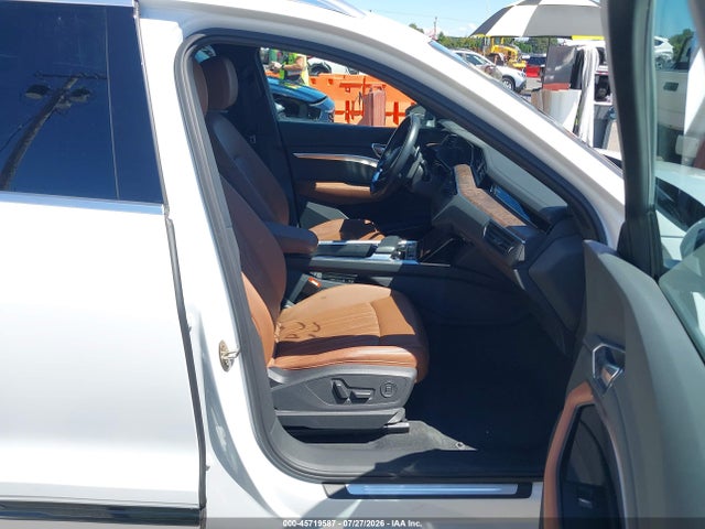 Продаж на аукціоні авто 2019 Audi E-tron Premium Plus, vin: WA1LAAGE6KB022765, номер лоту: 45719587
