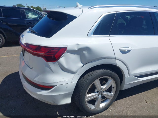 Продаж на аукціоні авто 2019 Audi E-tron Premium Plus, vin: WA1LAAGE6KB022765, номер лоту: 45719587