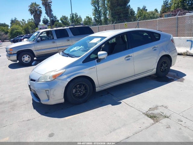 Toyota Prius Three 2014 JTDKN3DU1E1738674 Image 2
