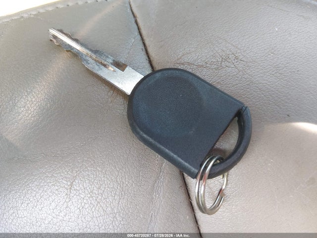 45720287 :رقم المزاد ، 1LNHM81W54Y677671 vin ، 2004 Lincoln Town Car Signature مزاد بيع
