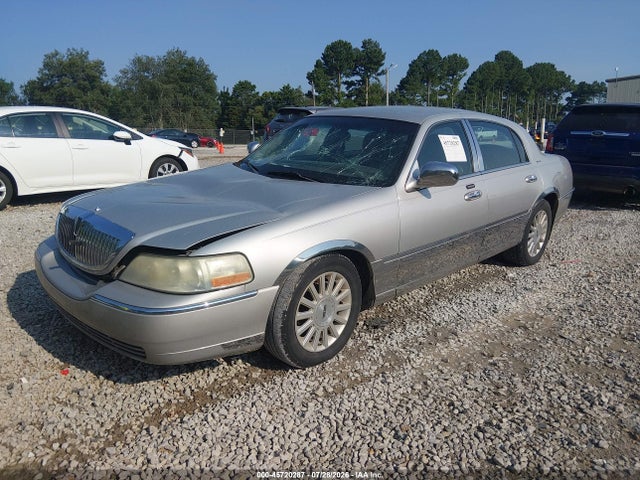45720287 :رقم المزاد ، 1LNHM81W54Y677671 vin ، 2004 Lincoln Town Car Signature مزاد بيع