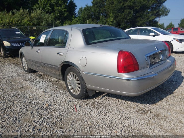 45720287 :رقم المزاد ، 1LNHM81W54Y677671 vin ، 2004 Lincoln Town Car Signature مزاد بيع