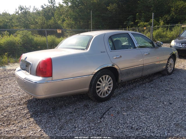 45720287 :رقم المزاد ، 1LNHM81W54Y677671 vin ، 2004 Lincoln Town Car Signature مزاد بيع