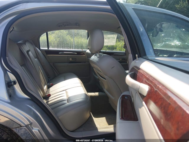 45720287 :رقم المزاد ، 1LNHM81W54Y677671 vin ، 2004 Lincoln Town Car Signature مزاد بيع