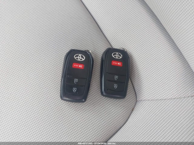 45721303 :رقم المزاد ، 7MUCAAAG3NV028817 vin ، 2022 Toyota Corolla Cross Le مزاد بيع
