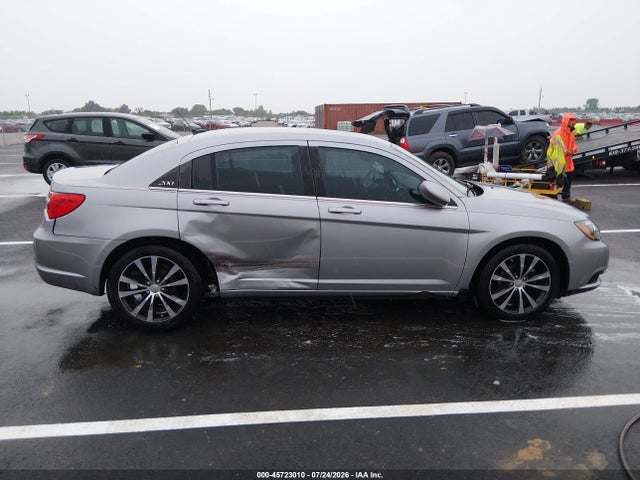 45723010 :رقم المزاد ، 1C3CCBBG6DN728154 vin ، 2013 Chrysler 200 Touring مزاد بيع