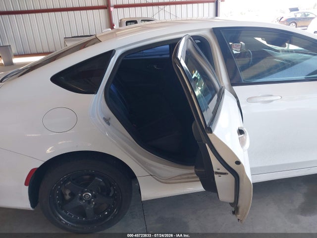 1C3CCCBG3FN627520 Chrysler 200 S