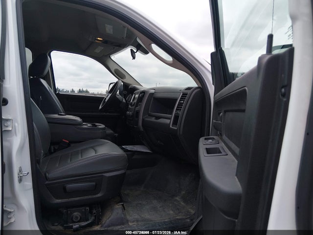 3C63R3GL6JG304846 RAM 3500 Tradesman 4x4 8&#039; Box