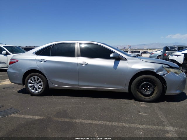 45724235 :رقم المزاد ، 4T1BF1FK7FU107923 vin ، 2015 Toyota Camry Le مزاد بيع
