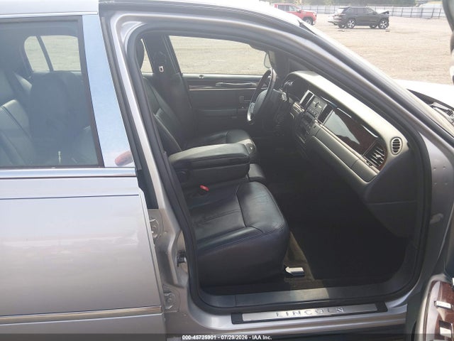 Aukcja sprzedaży 2011 Lincoln Town Car Signature Limited, vin: 2LNBL8CV5BX761208, numer aukcji: 45725901