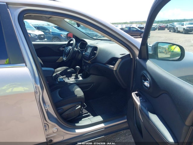 1C4PJMCX2JD585539 Jeep Cherokee Latitude 4x4