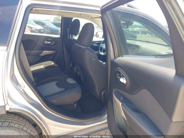 1C4PJMCX2JD585539 Jeep Cherokee Latitude 4x4