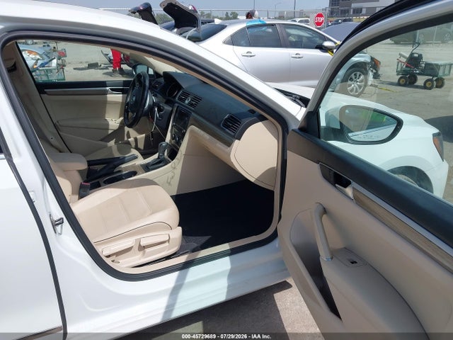 2017 Volkswagen Passat 1.8t Se მანქანა იყიდება აუქციონზე, vin: 1VWBT7A32HC021005, აუქციონის ნომერი: 45729689