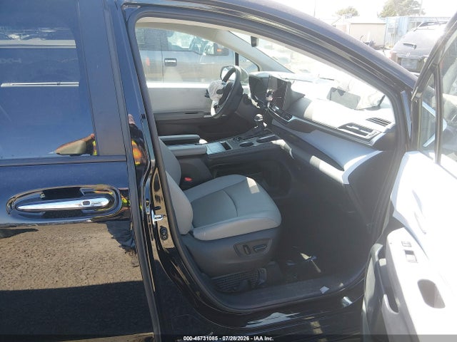 Toyota SIENNA XLE 2026 5TDYRKEC8TS313337 Image 5