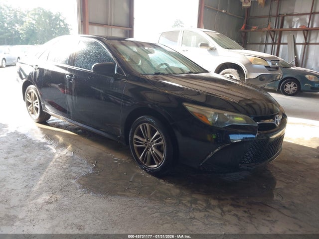 45731177 :رقم المزاد ، 4T1BF1FK1FU070786 vin ، 2015 Toyota Camry Se مزاد بيع