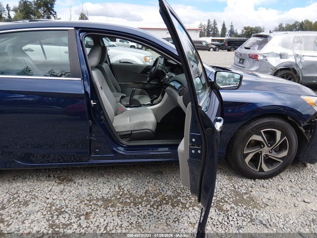 45731233 :رقم المزاد ، 1HGCR2F38HA166239 vin ، 2017 Honda Accord Lx مزاد بيع