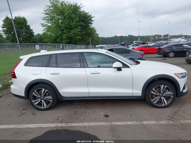 Продаж на аукціоні авто 2024 Volvo V60 Cross Country B5 Plus, vin: YV4L12WY2R2137698, номер лоту: 45731315