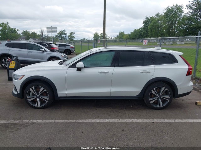 Продаж на аукціоні авто 2024 Volvo V60 Cross Country B5 Plus, vin: YV4L12WY2R2137698, номер лоту: 45731315