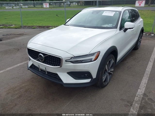 Продаж на аукціоні авто 2024 Volvo V60 Cross Country B5 Plus, vin: YV4L12WY2R2137698, номер лоту: 45731315