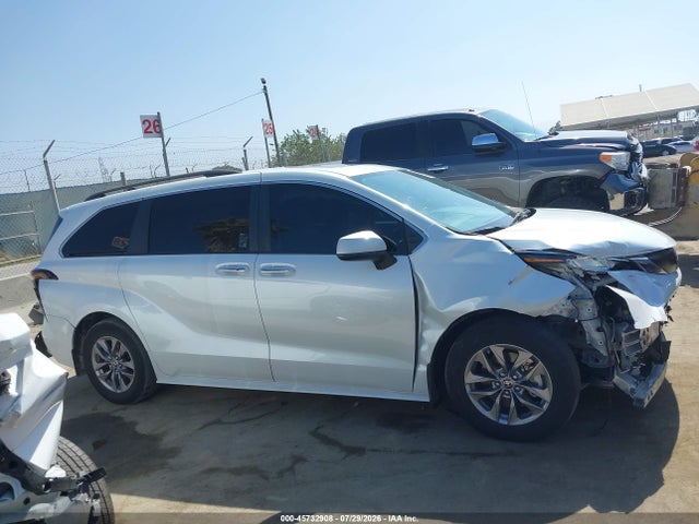 Toyota SIENNA XLE 2023 5TDYRKECXPS144136 Image 13