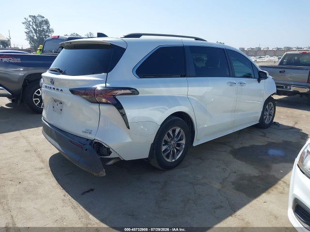 Toyota SIENNA XLE 2023 5TDYRKECXPS144136 Image 4