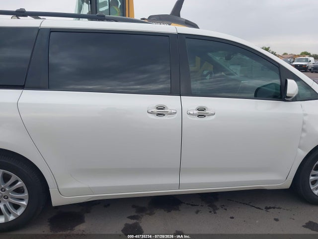 5TDYZ3DC4HS791561 Toyota Sienna Xle 8 Passenger