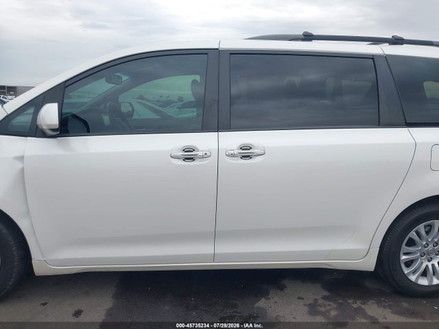 5TDYZ3DC4HS791561 Toyota Sienna Xle 8 Passenger