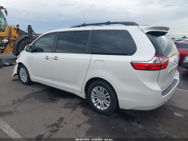 5TDYZ3DC4HS791561 Toyota Sienna Xle 8 Passenger