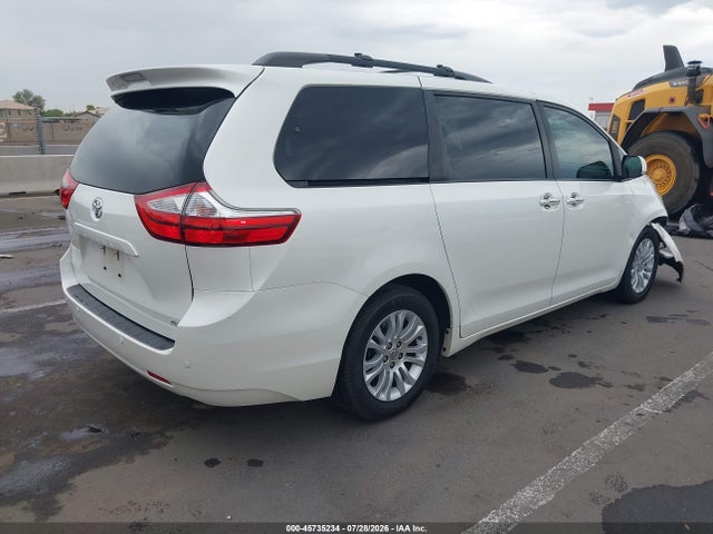5TDYZ3DC4HS791561 Toyota Sienna Xle 8 Passenger